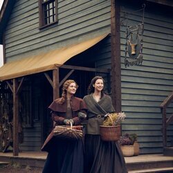 Caitriona Balfe y Sophie Skelton en sexta temporada de 'Outlander'