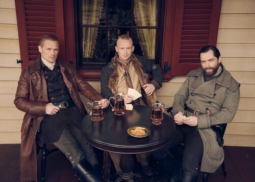 Sam Heughan, John Bell y Richard Rankin en la sexta temporada de 'Outlander'