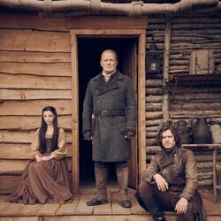 Jessica Reynolds, Mark Lewis Jones y Alexander Vlahos en la sexta temporada de 'Outlander'