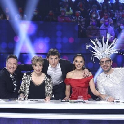 Los miembros del jurado posan junto a Manel Fuentes en la gala 14 de 'Tu cara me suena 9'
