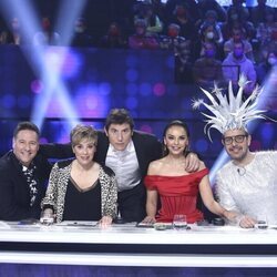 Los miembros del jurado posan junto a Manel Fuentes en la gala 14 de 'Tu cara me suena 9'