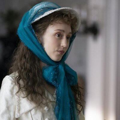 Taissa Farmiga es Gladys Russell