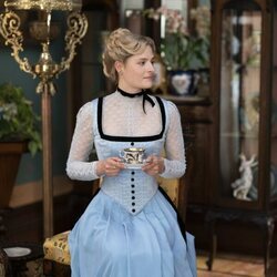 Louisa Jacobson es Marian Brook