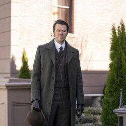 Thomas Cocquerel es Tom Raikes