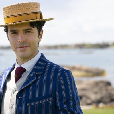 Harry Richardson es Larry Russell