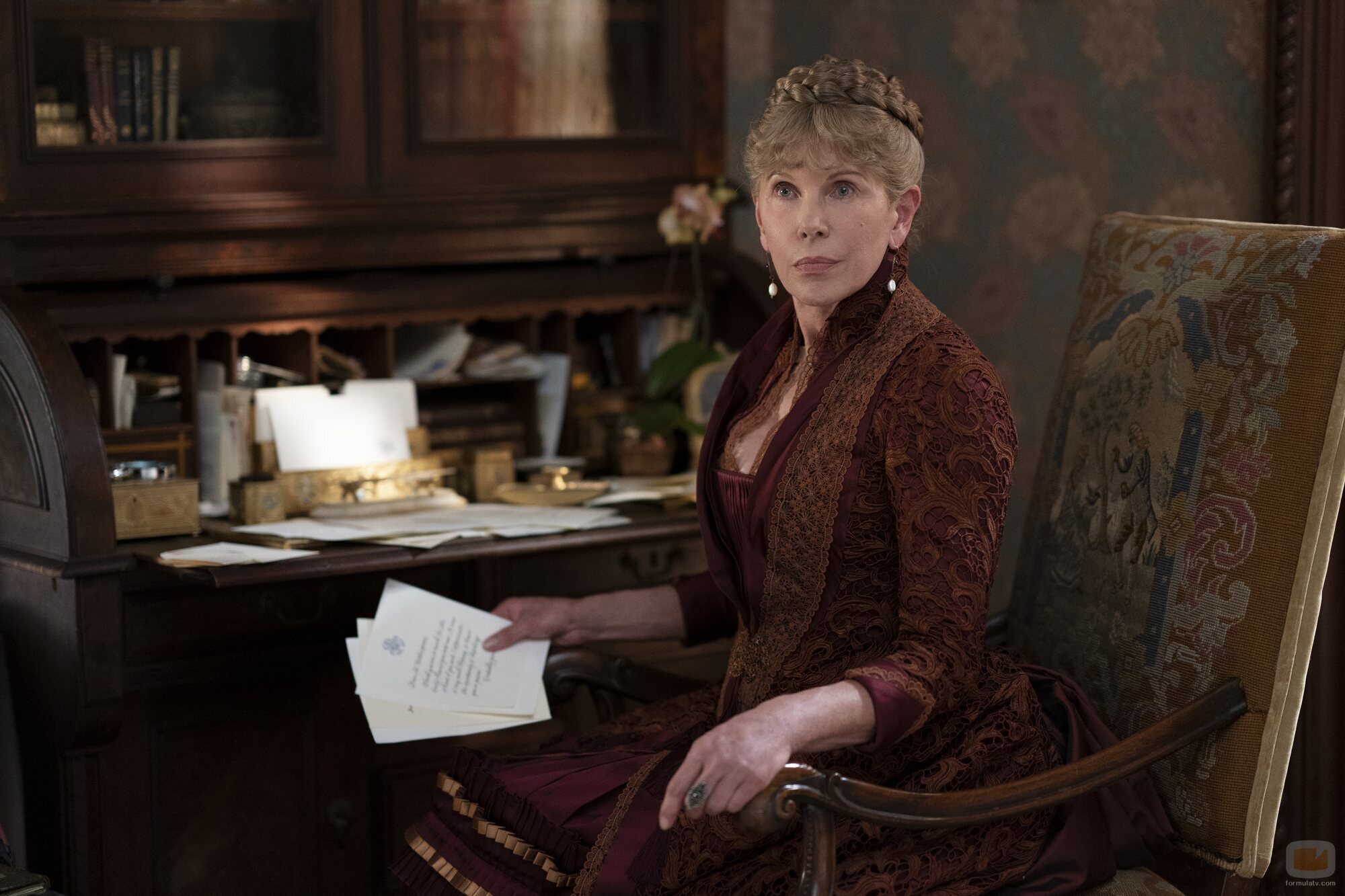 Christine Baranski es Agnes Van Rhijn