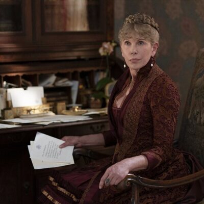 Christine Baranski es Agnes Van Rhijn