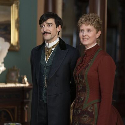Blake Ritson y Cynthia Nixon en 'La edad dorada'