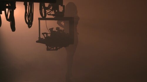 Chanel en una secuencia del videoclip de "SloMo"