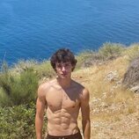Fernando Lindez luce torso desnudo en la playa