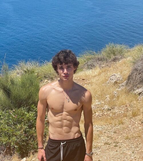 Fernando Lindez luce torso desnudo en la playa