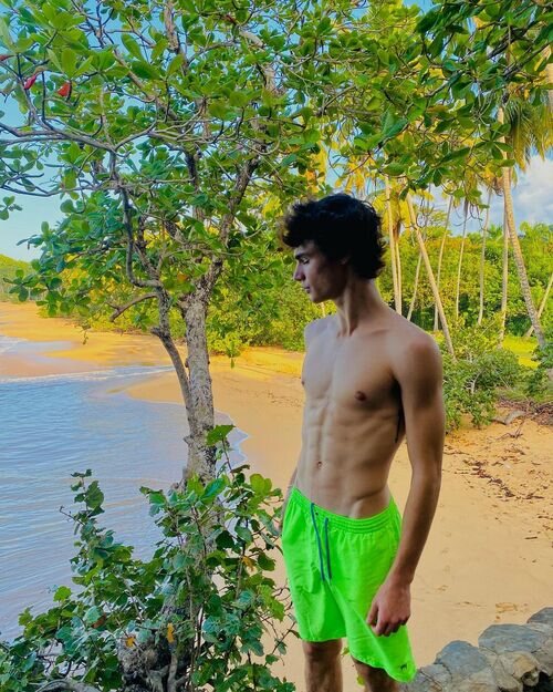 Fernando Lindez posa en bañador