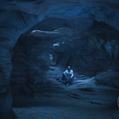Obi-Wan Kenobi (Ewan McGregor), medita en una cueva en la serie de Disney+