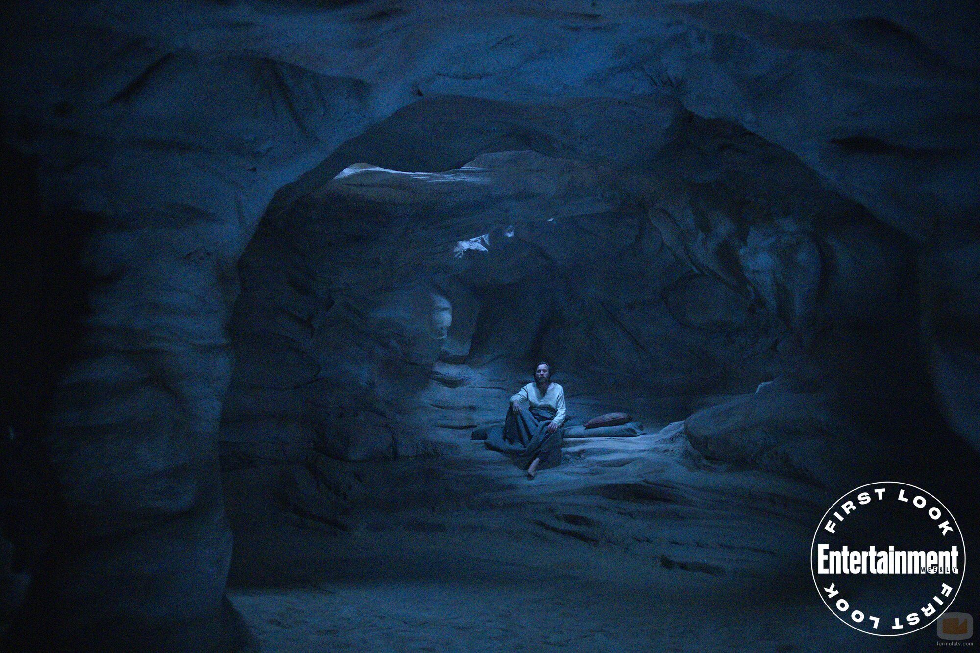 Obi-Wan Kenobi (Ewan McGregor), medita en una cueva en la serie de Disney+