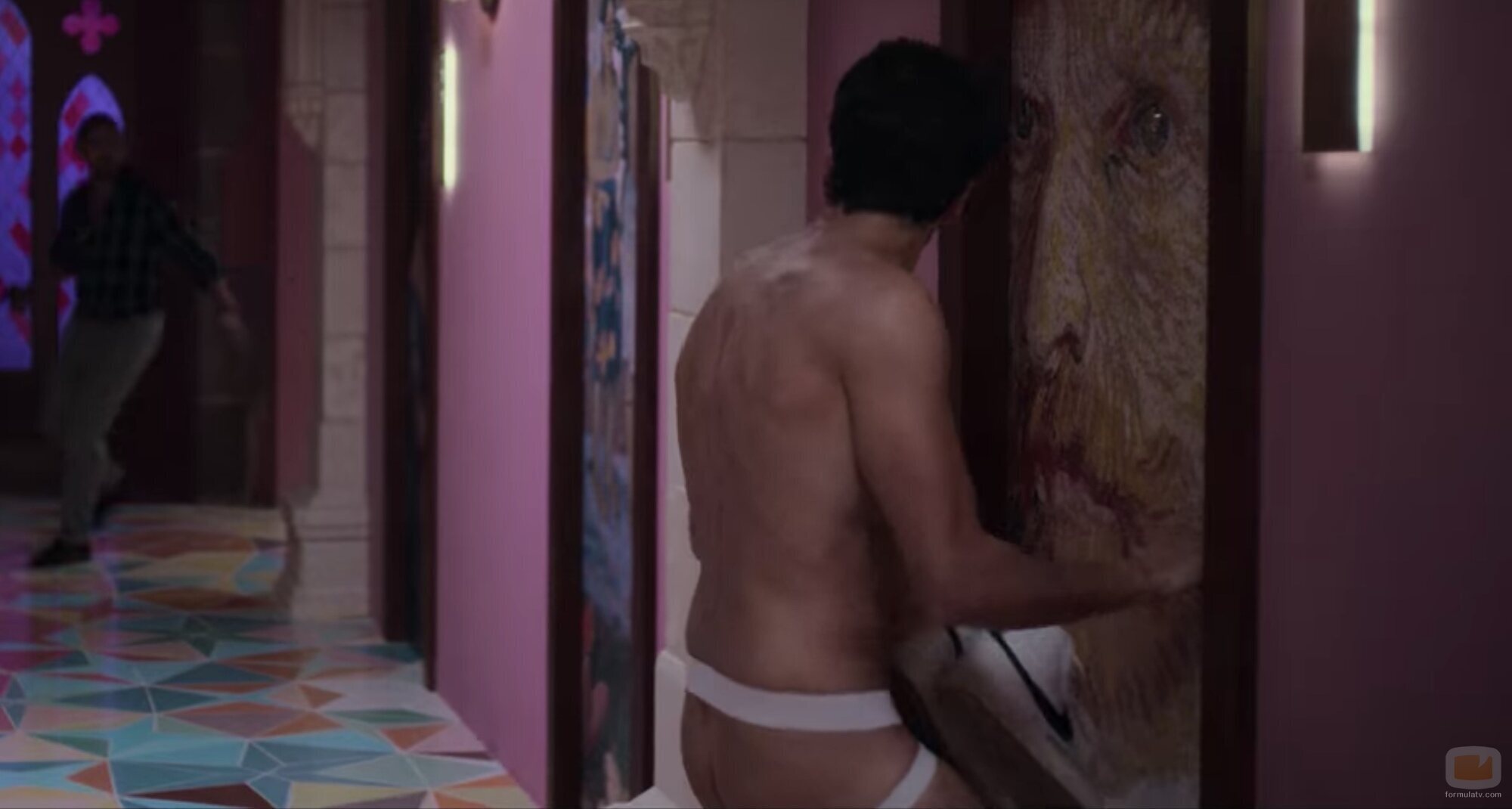 Sebastián Yatra muestra el culo en 'Érase una vez... pero ya no'