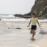 Cosette Silguero corre por la playa en 'Heridas'