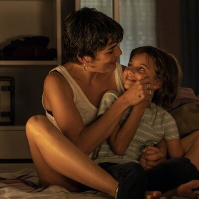 Adriana Ugarte acaricia a Cosette Silguero en 'Heridas'