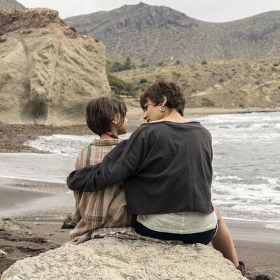 Cosette Silguero y Adriana Ugarte, en la playa en 'Heridas'