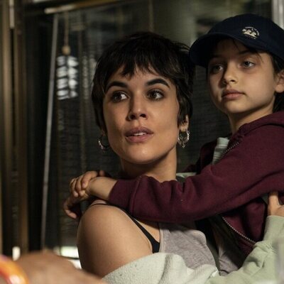 Adriana Ugarte sostiene a Cosette Silguero en 'Heridas'