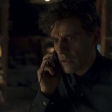 Oscar Isaac, al teléfono en 'Caballero Luna'