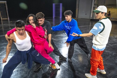 Kyle Hanagami en los ensayos de Chanel para Eurovisión 2022