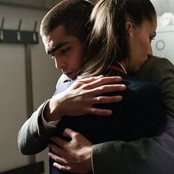 Omar abraza a Rebeka en la quinta temporada de 'Élite'