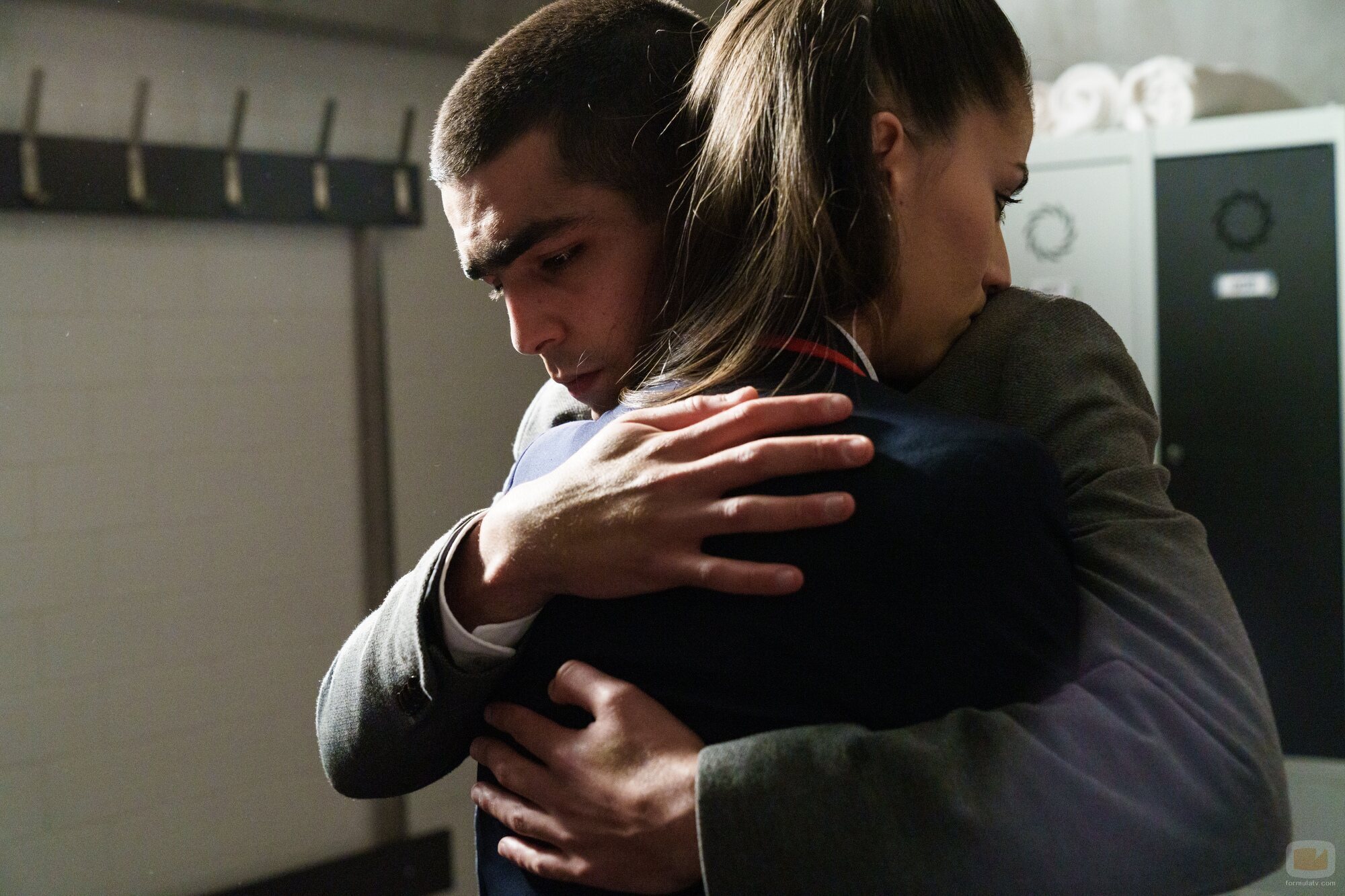 Omar abraza a Rebeka en la quinta temporada de 'Élite'