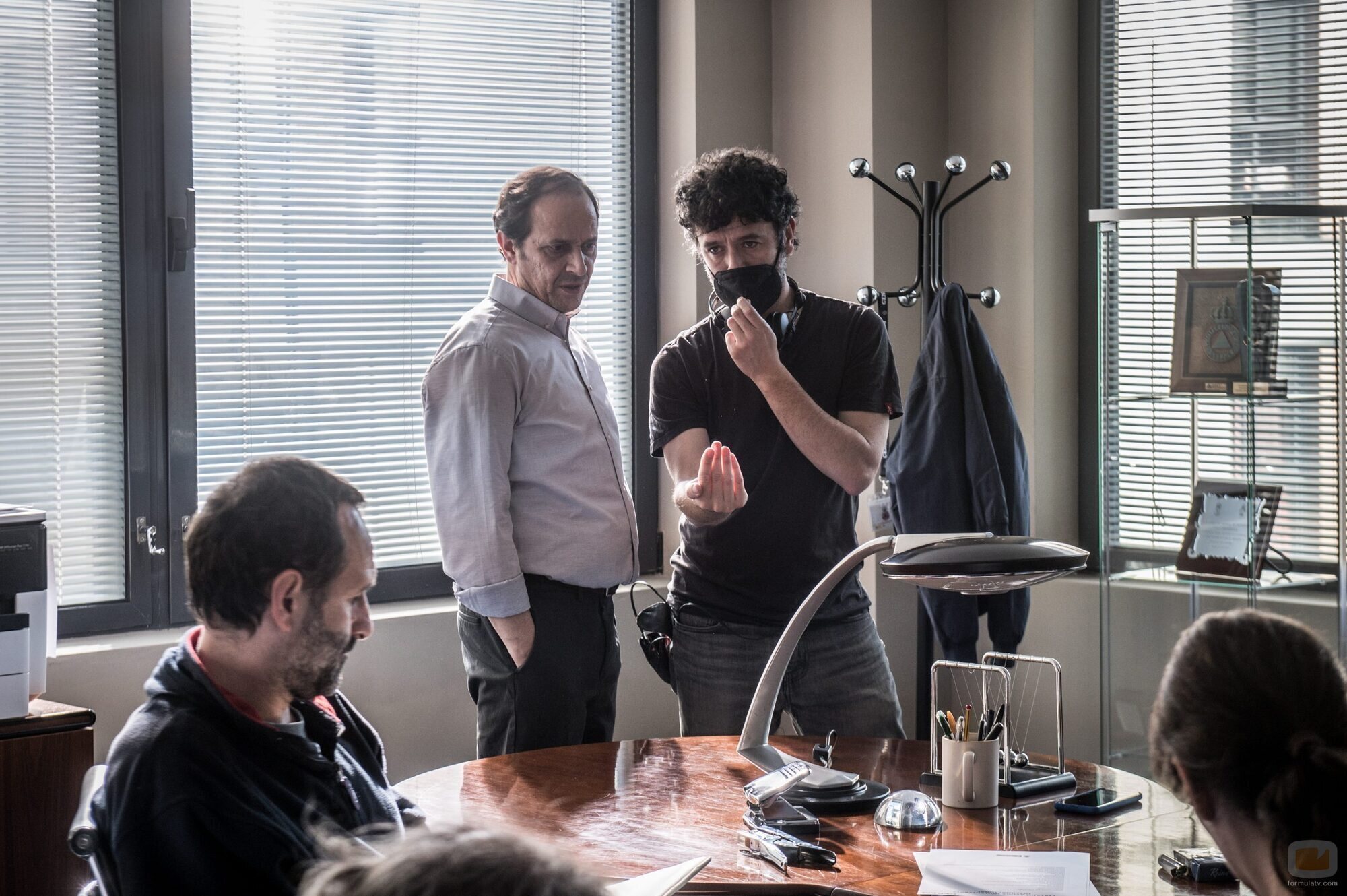 Luis Callejo y Rodrigo Sorogoyen en la grabación de 'Apagón' 