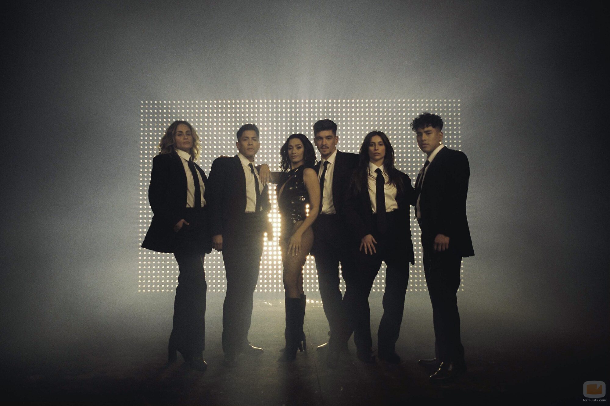 Chanel y sus bailarines en el videoclip de 'SloMo'