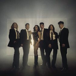 Chanel y sus bailarines en el videoclip de 'SloMo'