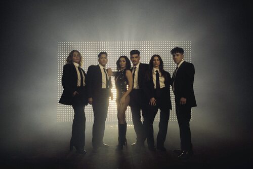 Chanel y sus bailarines en el videoclip de 'SloMo'