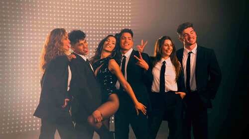 Chanel junto al elenco de bailarines en el videoclip de 'SloMo'