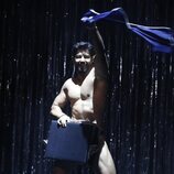 El striptease de Jorge González en "The Full Monty. El Musical"