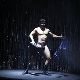 Jorge González, bailando con un tanga en "The Full Monty. El Musical"