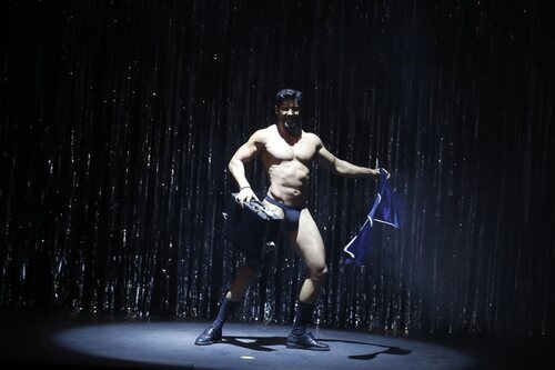 Jorge González, bailando con un tanga en "The Full Monty. El Musical"