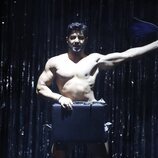 Jorge González es un stripper en "The Full Monty. El Musical"