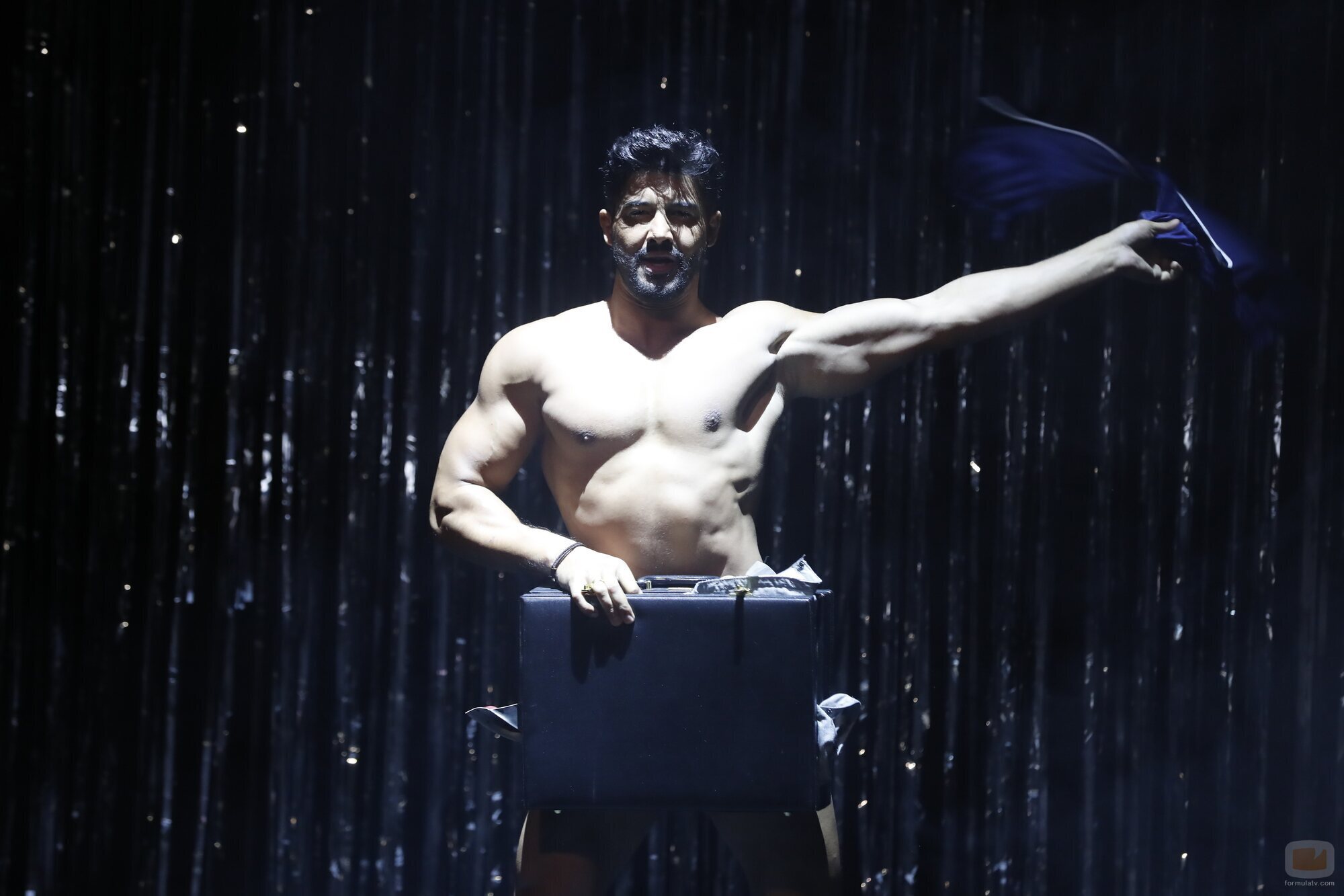 Jorge González es un stripper en "The Full Monty. El Musical"
