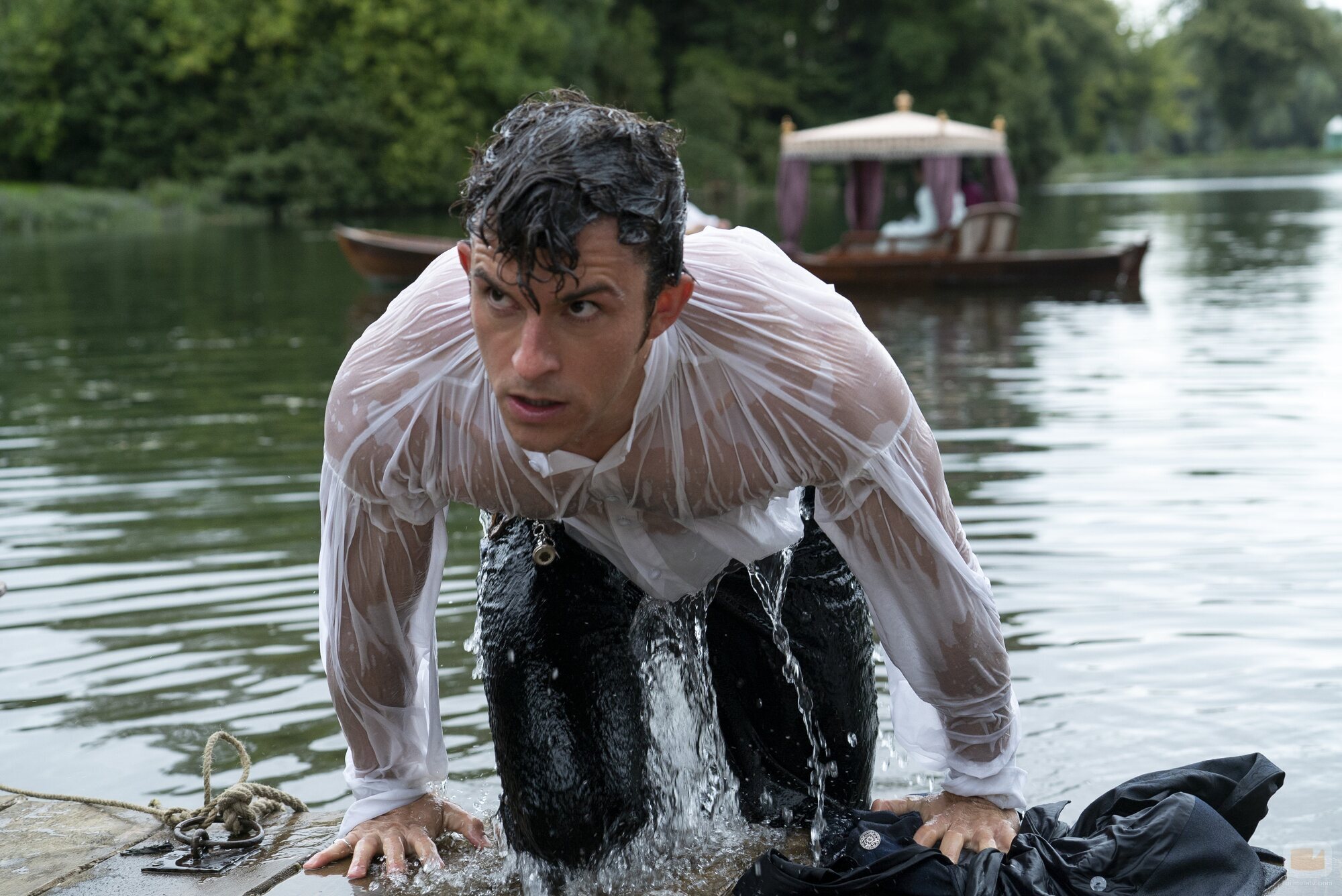 Anthony Bridgerton sale del agua en la segunda temporada de 'Los Bridgerton'
