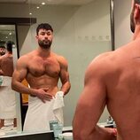 Jorge Pérez, sin ropa tras salir de la ducha