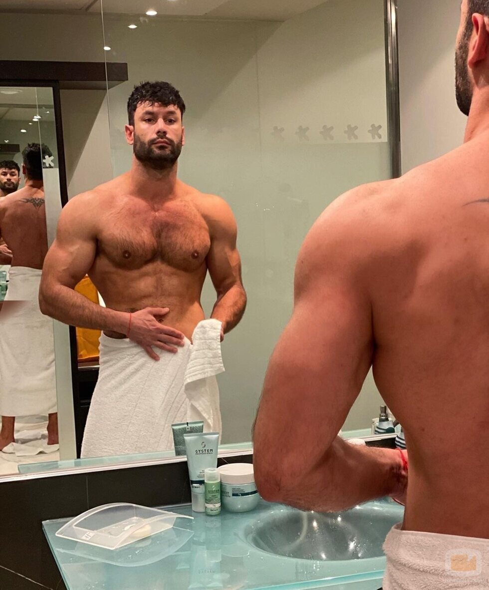 Jorge Pérez, sin ropa tras salir de la ducha