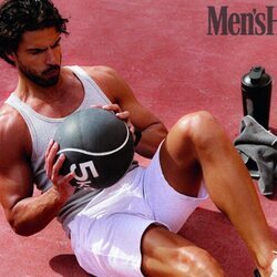 Maxi Iglesias, haciendo ejercicio en Men's Health
