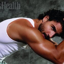 Maxi Iglesias luciendo bíceps en Men's Health