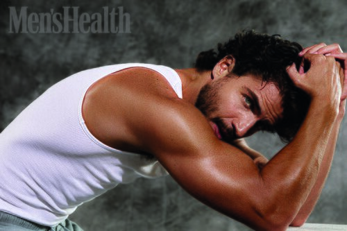 Maxi Iglesias luciendo bíceps en Men's Health