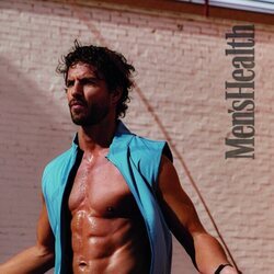 Maxi Iglesias luce abdominales en Men's Health