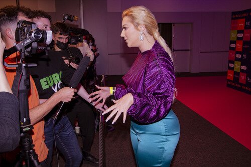 Ronela, con los periodistas en la Pre Party de Eurovisión en Barcelona
