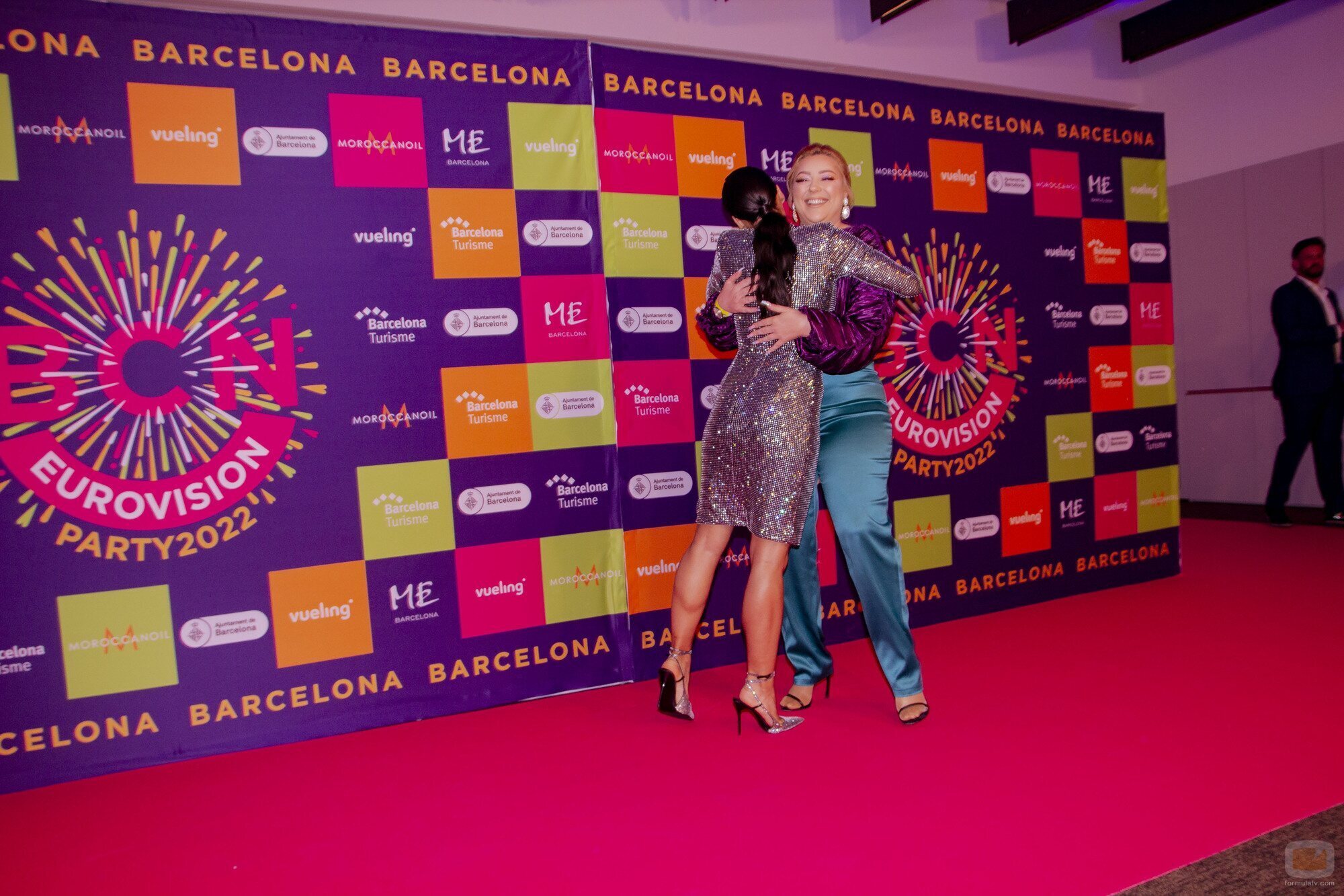 Chanel y Ronela, abrazándose en la Barcelona Eurovision Party