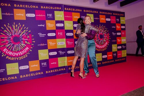 Chanel y Ronela, abrazándose en la Barcelona Eurovision Party