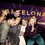 El equipo de baile de Chanel, posando junto a ella en la Pre Party de Barcelona
