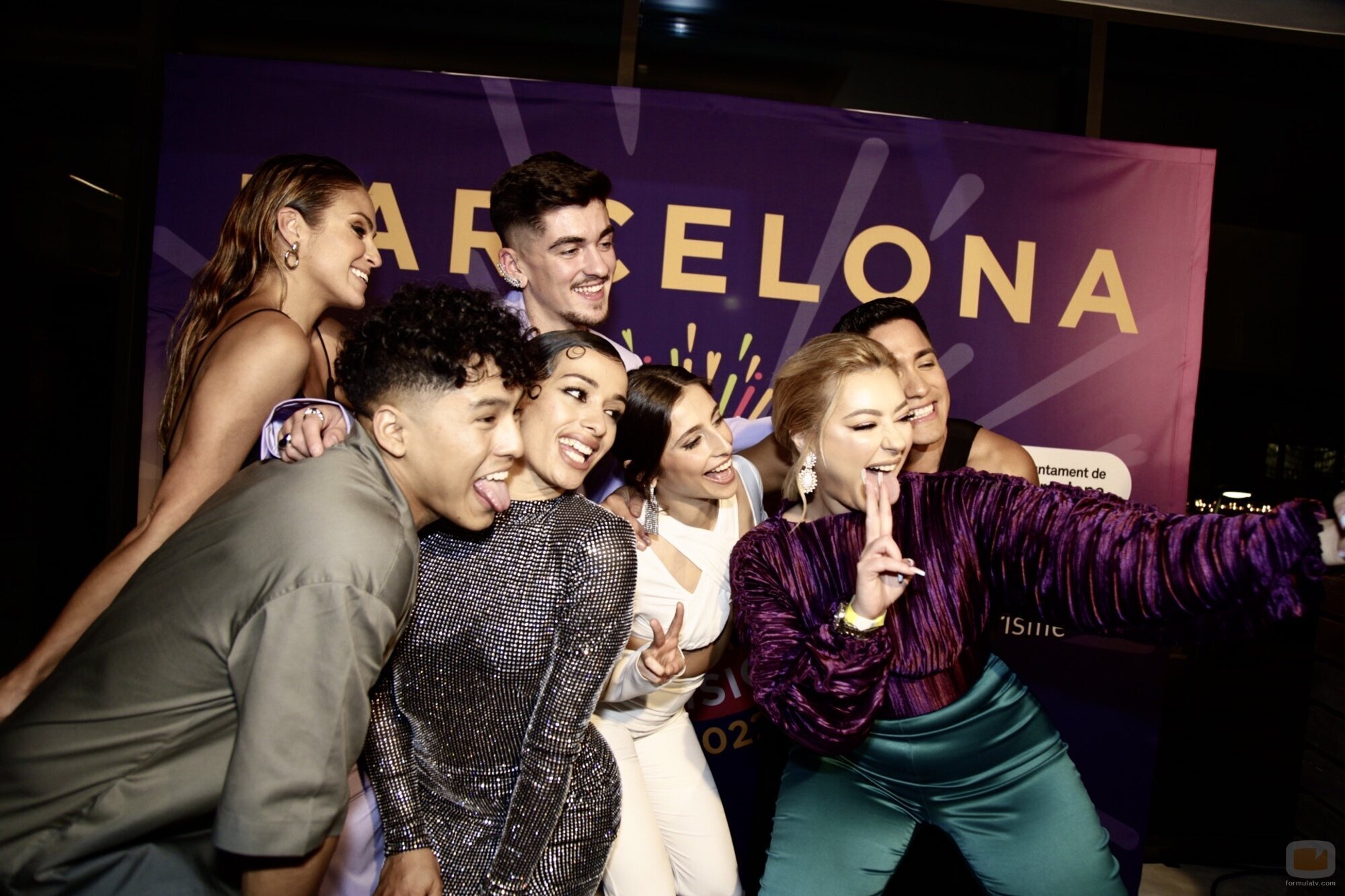 El equipo de baile de Chanel, posando junto a ella en la Pre Party de Barcelona