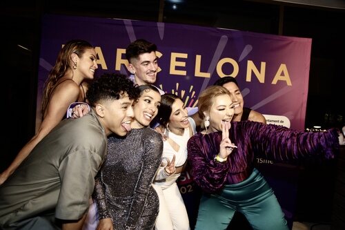 El equipo de baile de Chanel, posando junto a ella en la Pre Party de Barcelona